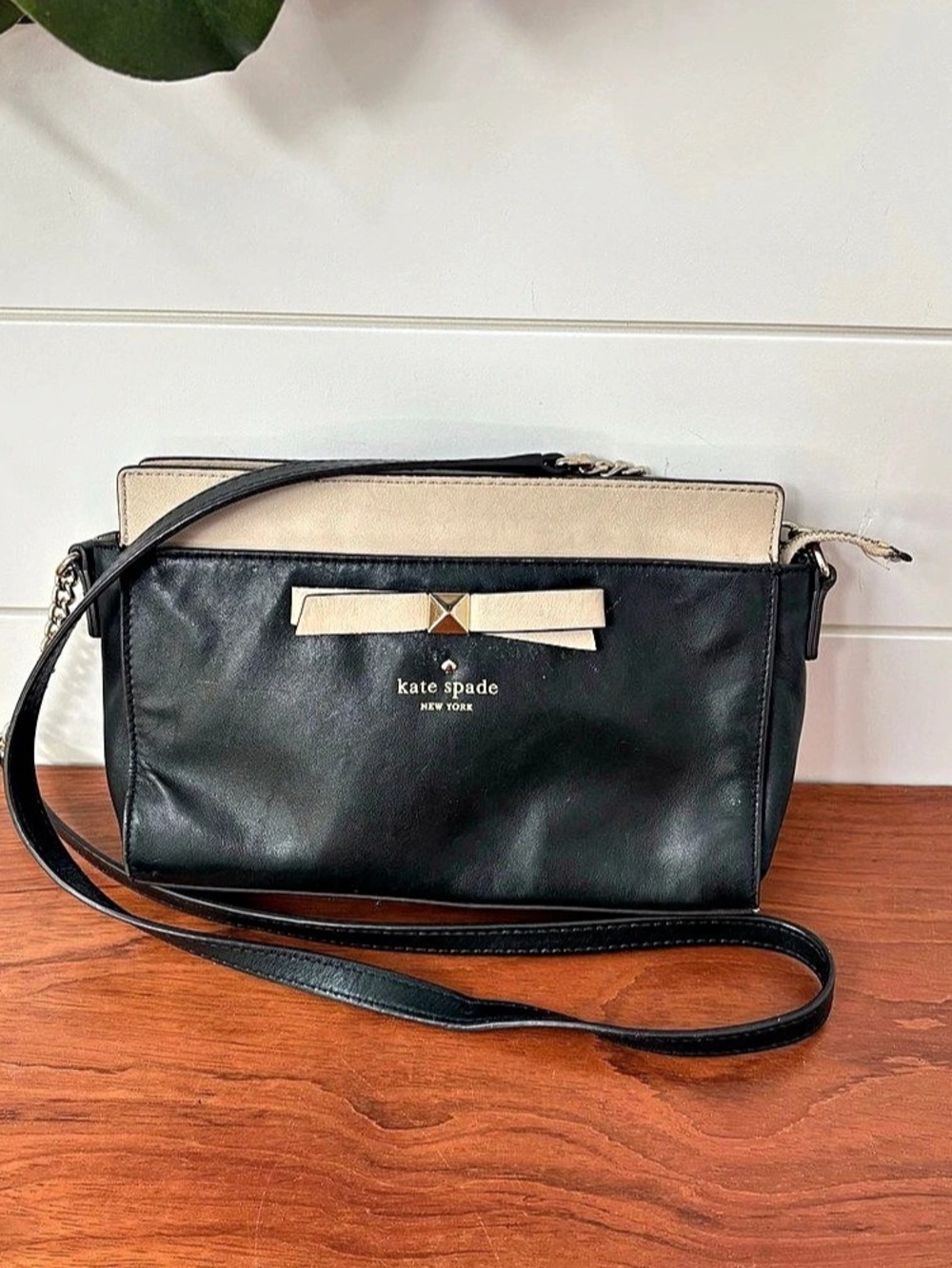 Kate Spade Hancock Park Angelica Black Beige Bow Chain Zip Crossbody Bag Purse